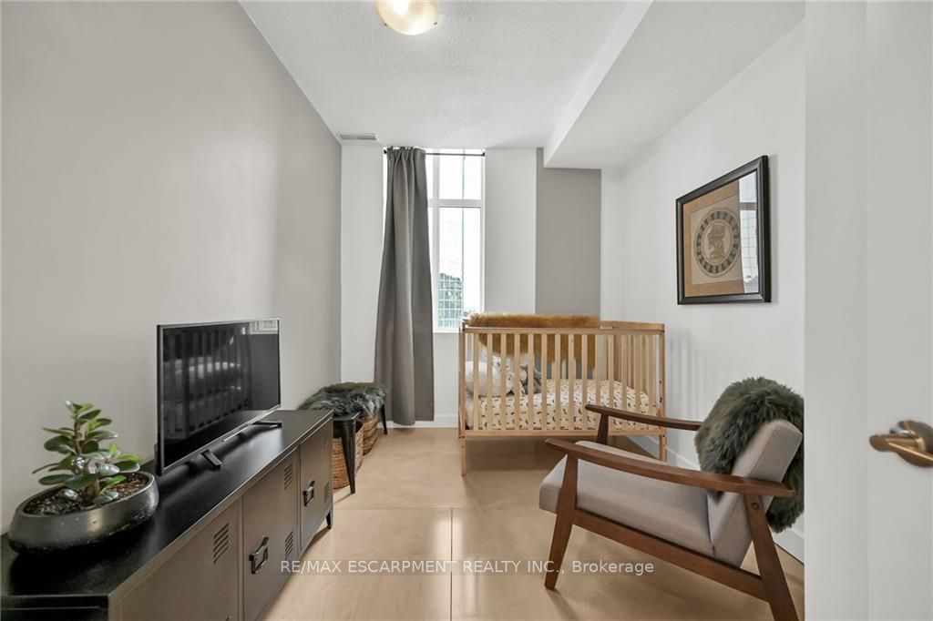 36 James St S, #702