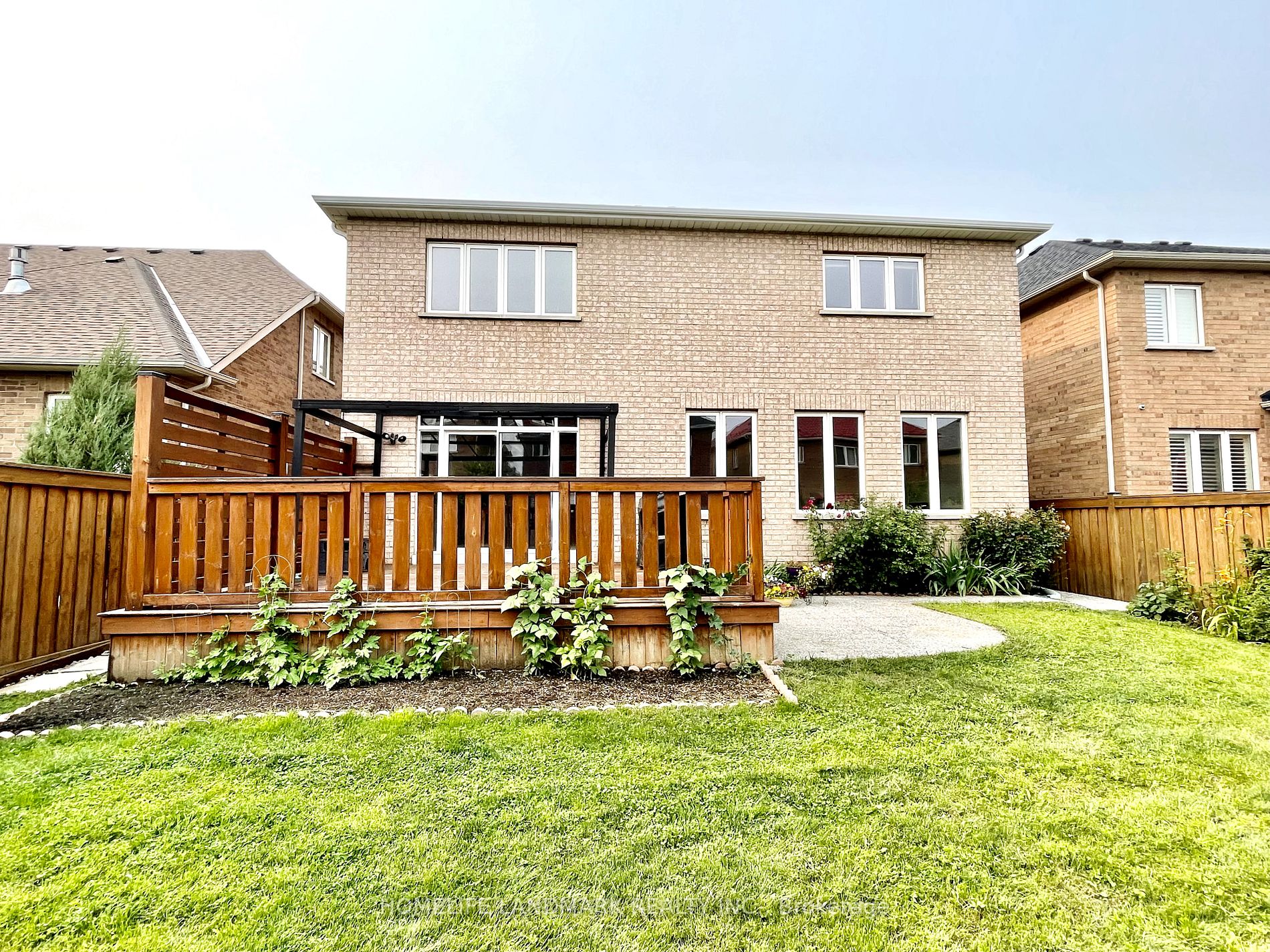 16 Henderson St