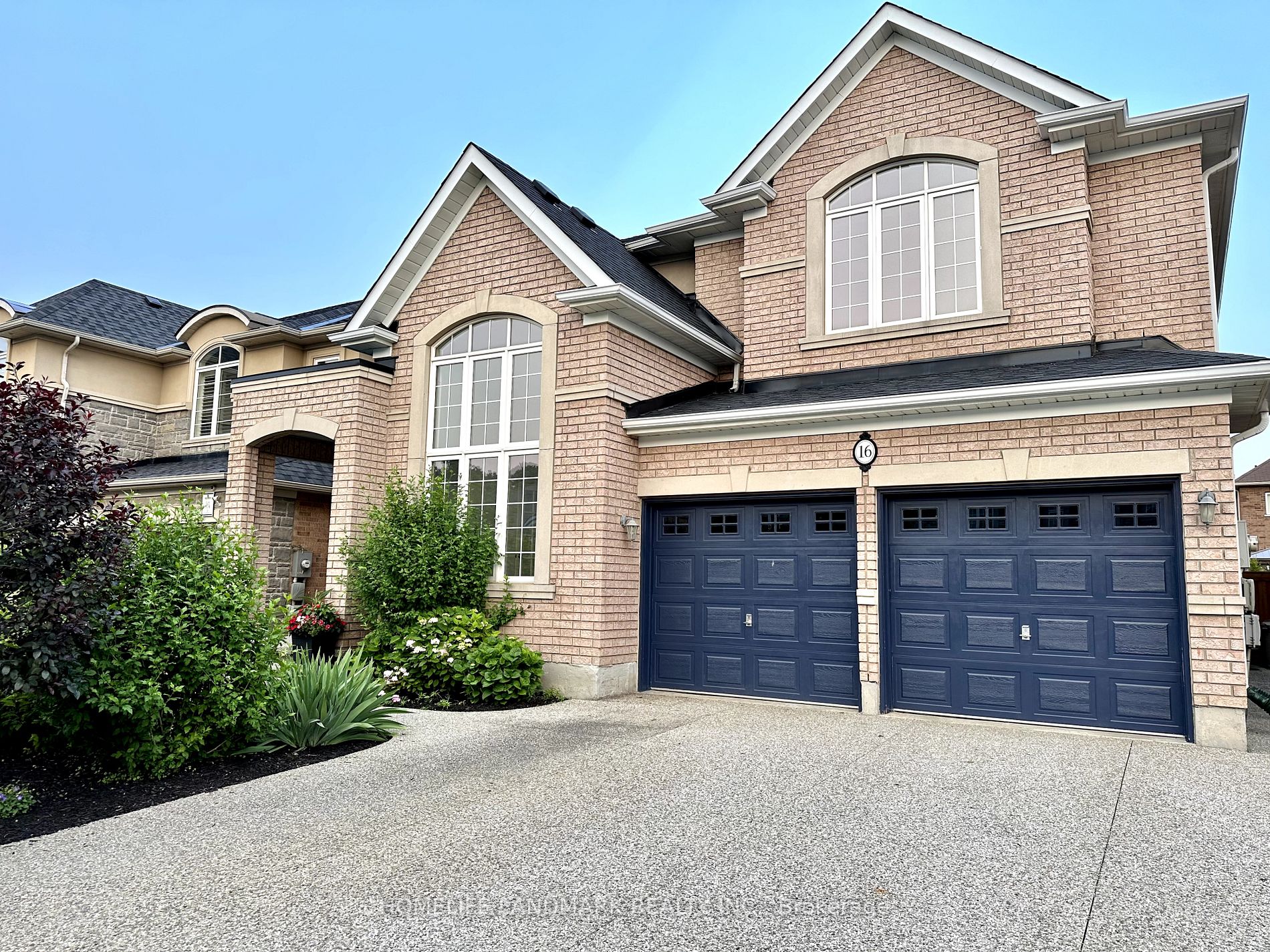 16 Henderson St