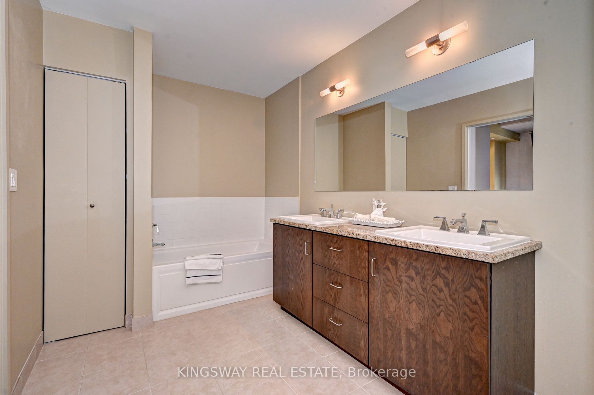 191 KING Street S, #512