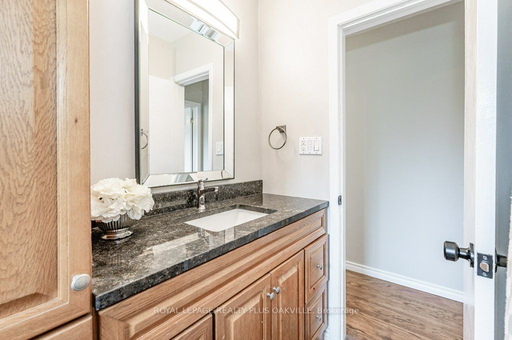 11 Viking Dr