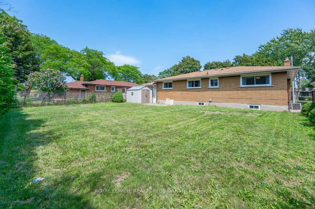 11 Viking Dr