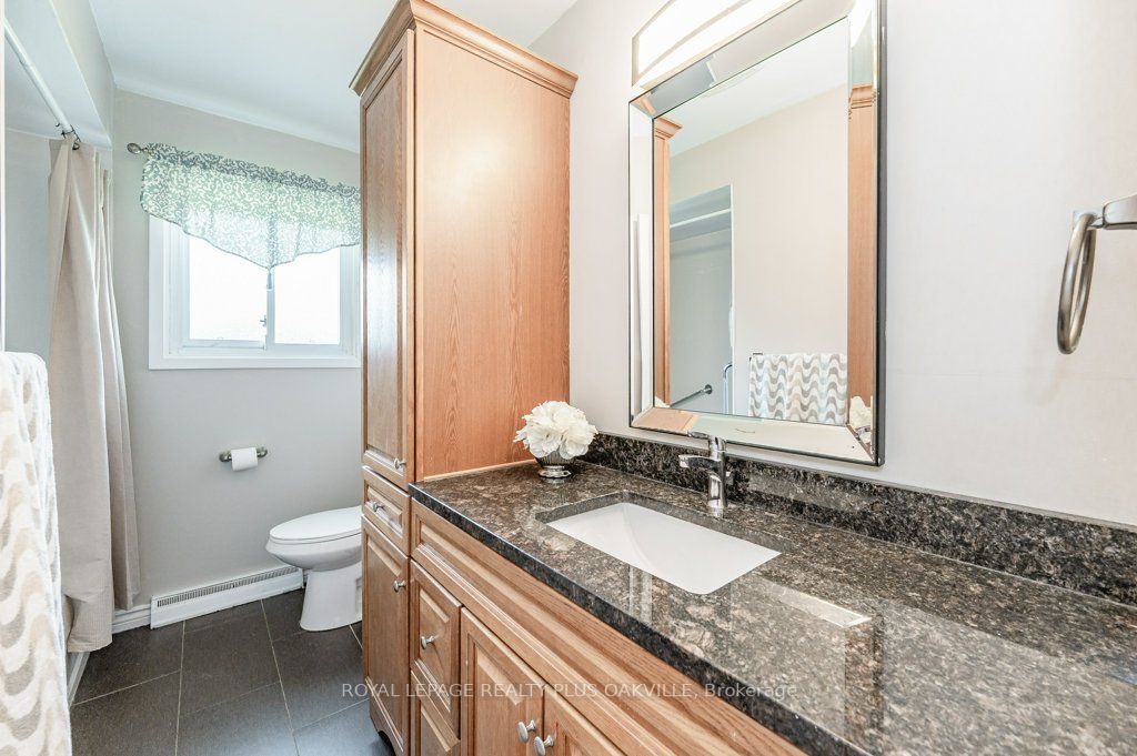 11 Viking Dr