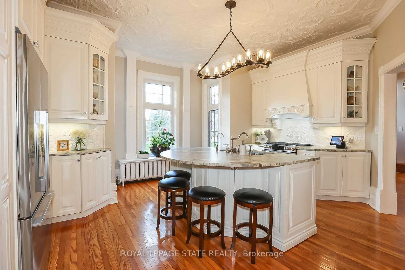 104 Main St E
