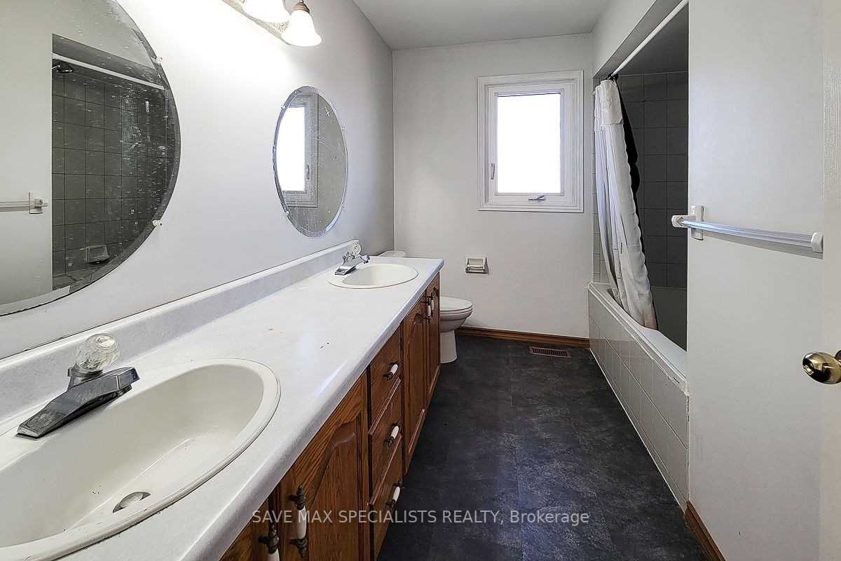 32 Pinewoods Dr