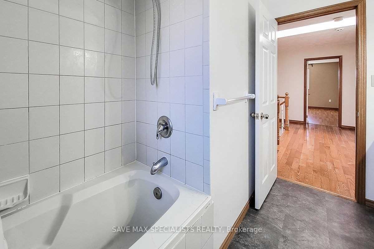 32 Pinewoods Dr