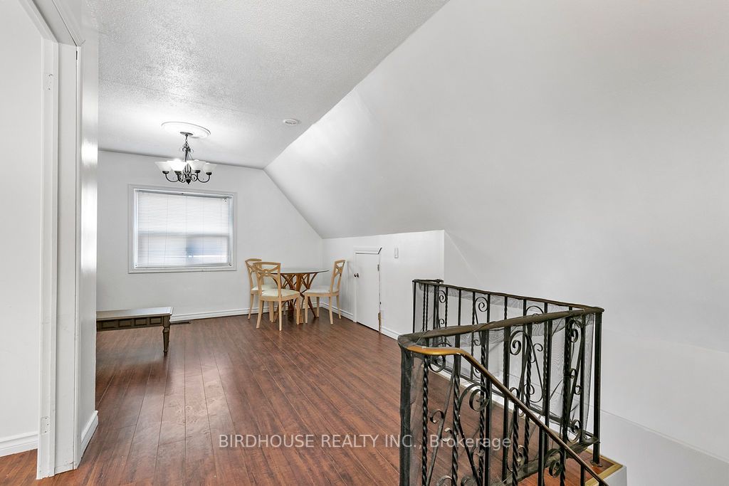 60 Lindsay St S