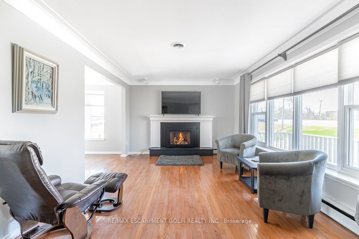 2436 Wilson St W
