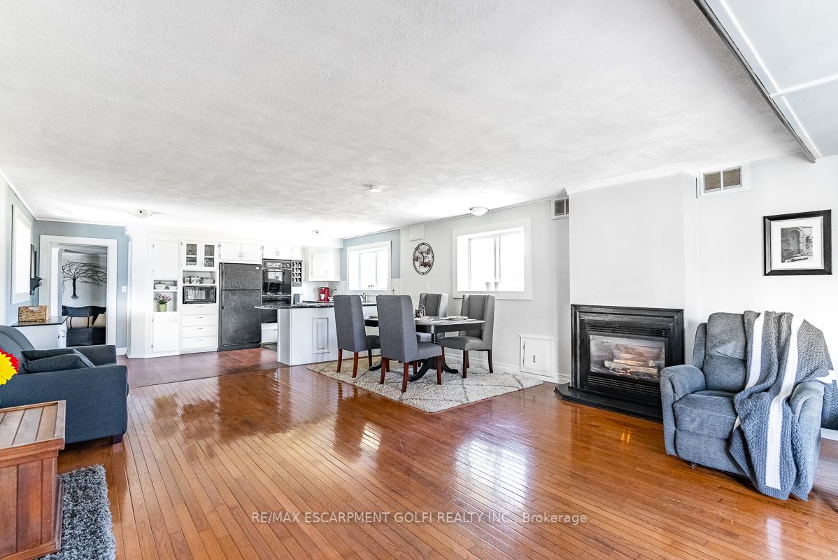 2436 Wilson St W