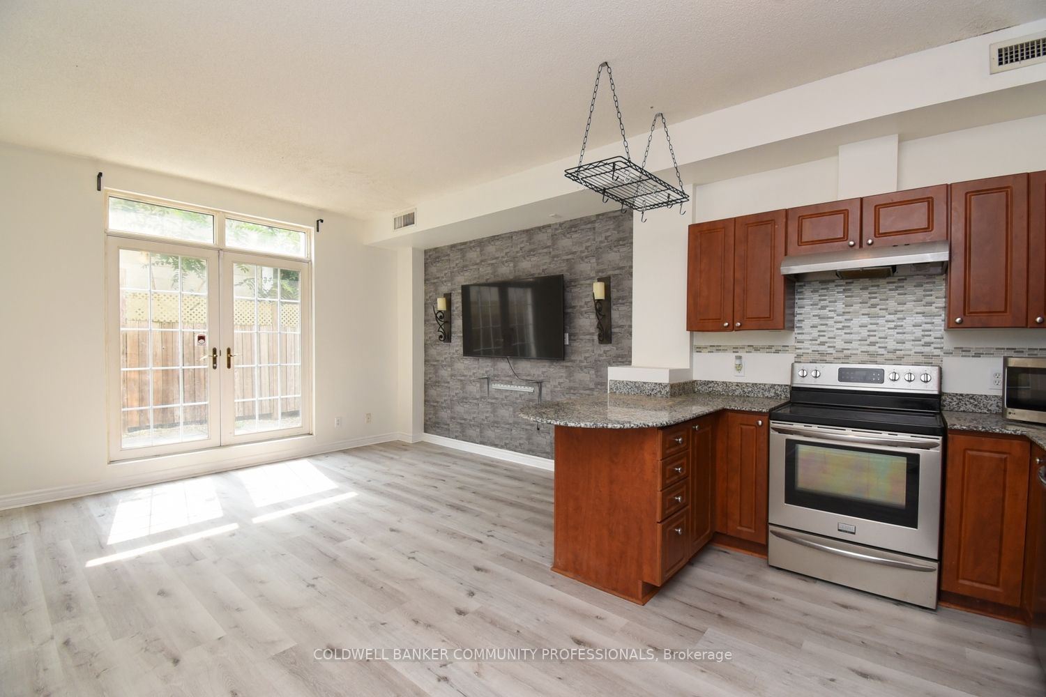 135 James St S, #112