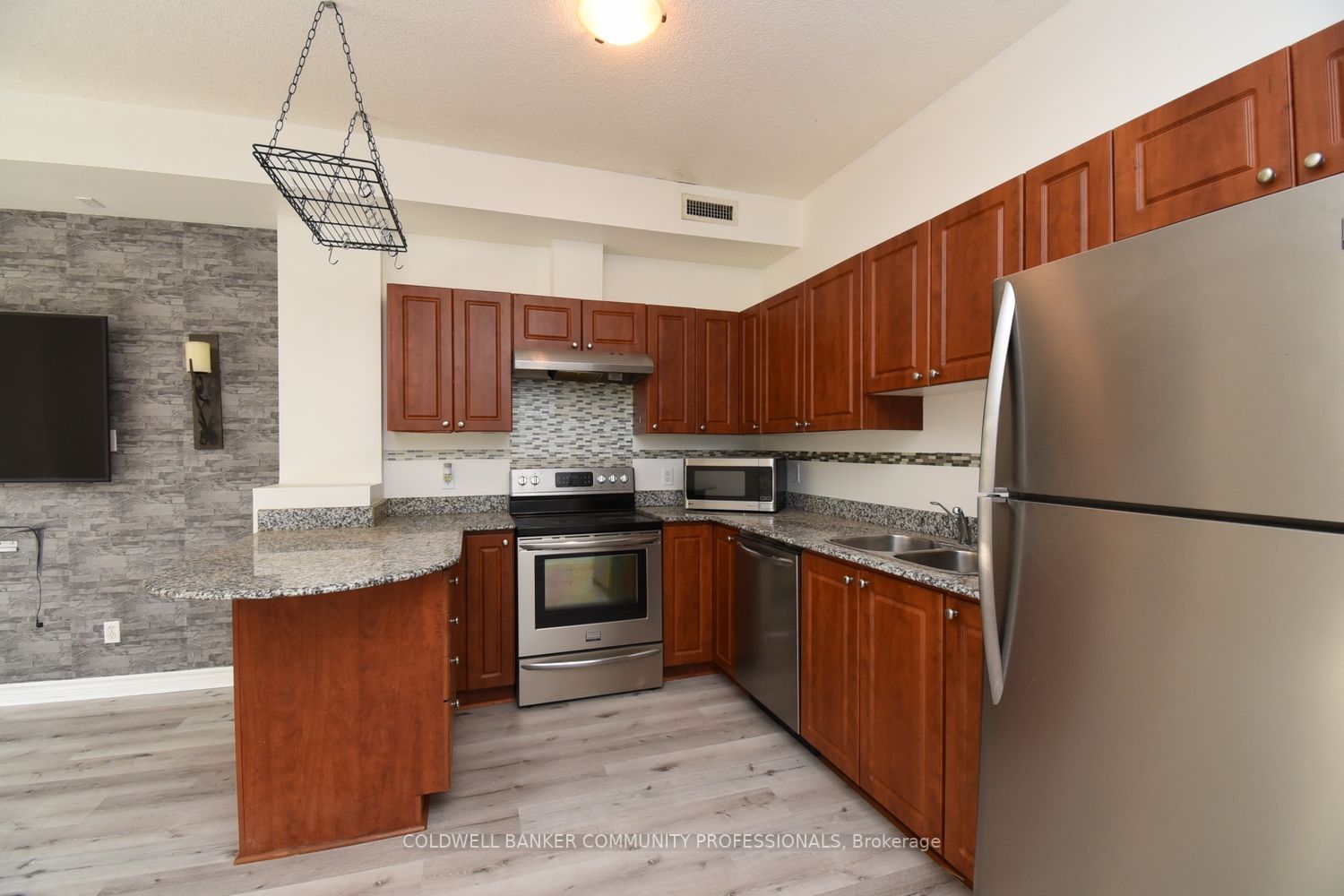 135 James St S, #112