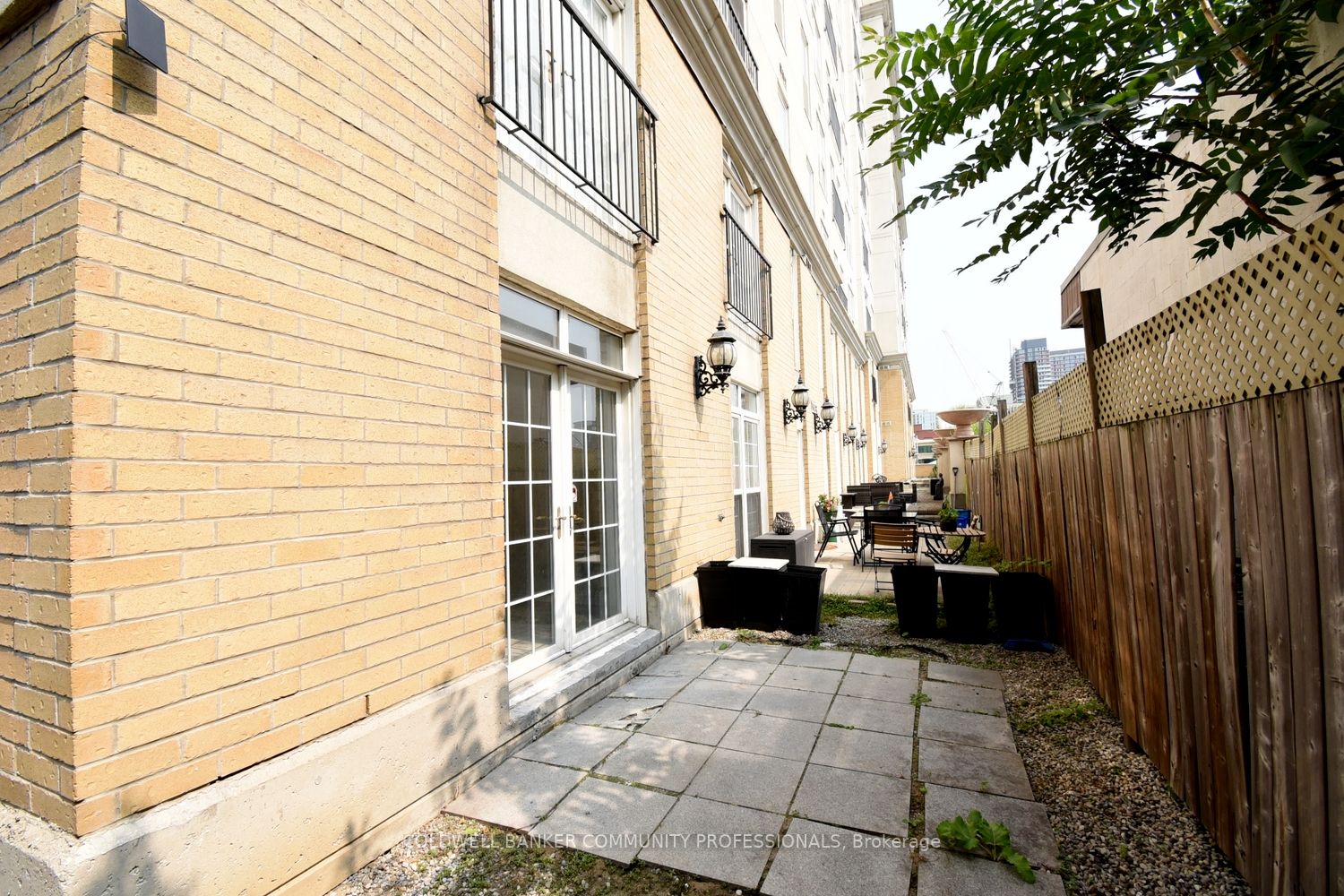 135 James St S, #112
