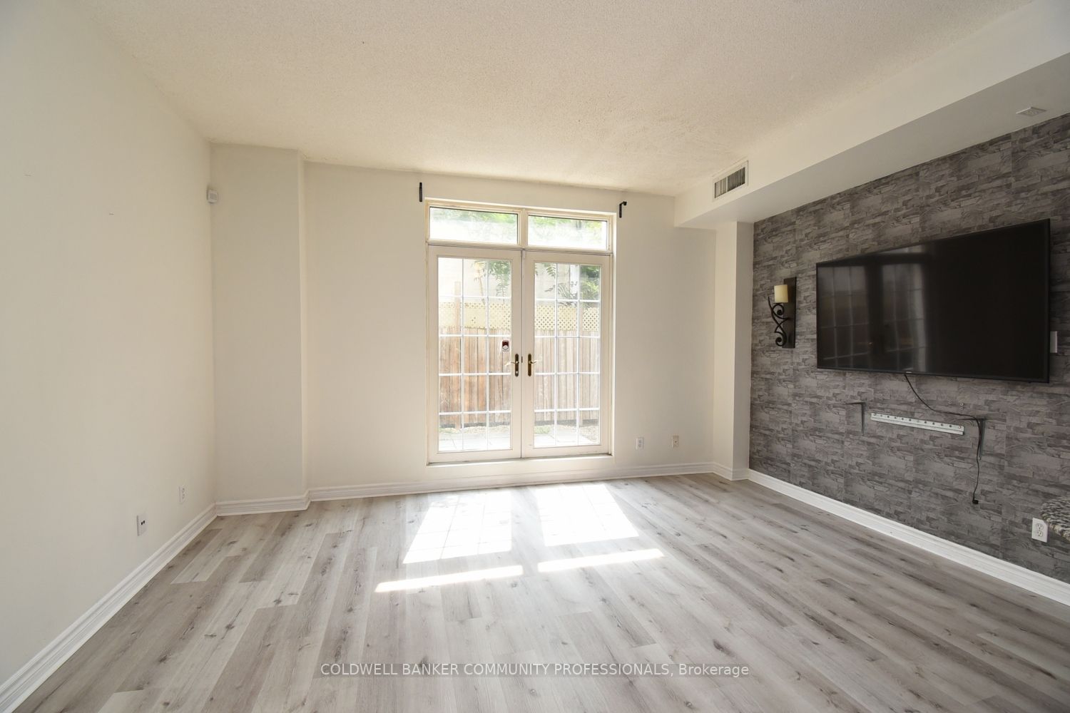 135 James St S, #112