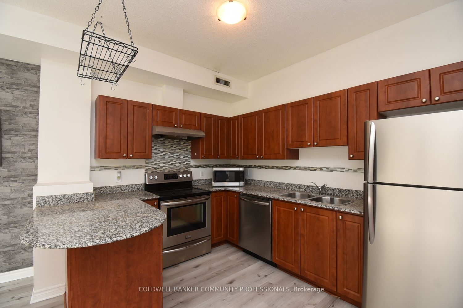 135 James St S, #112