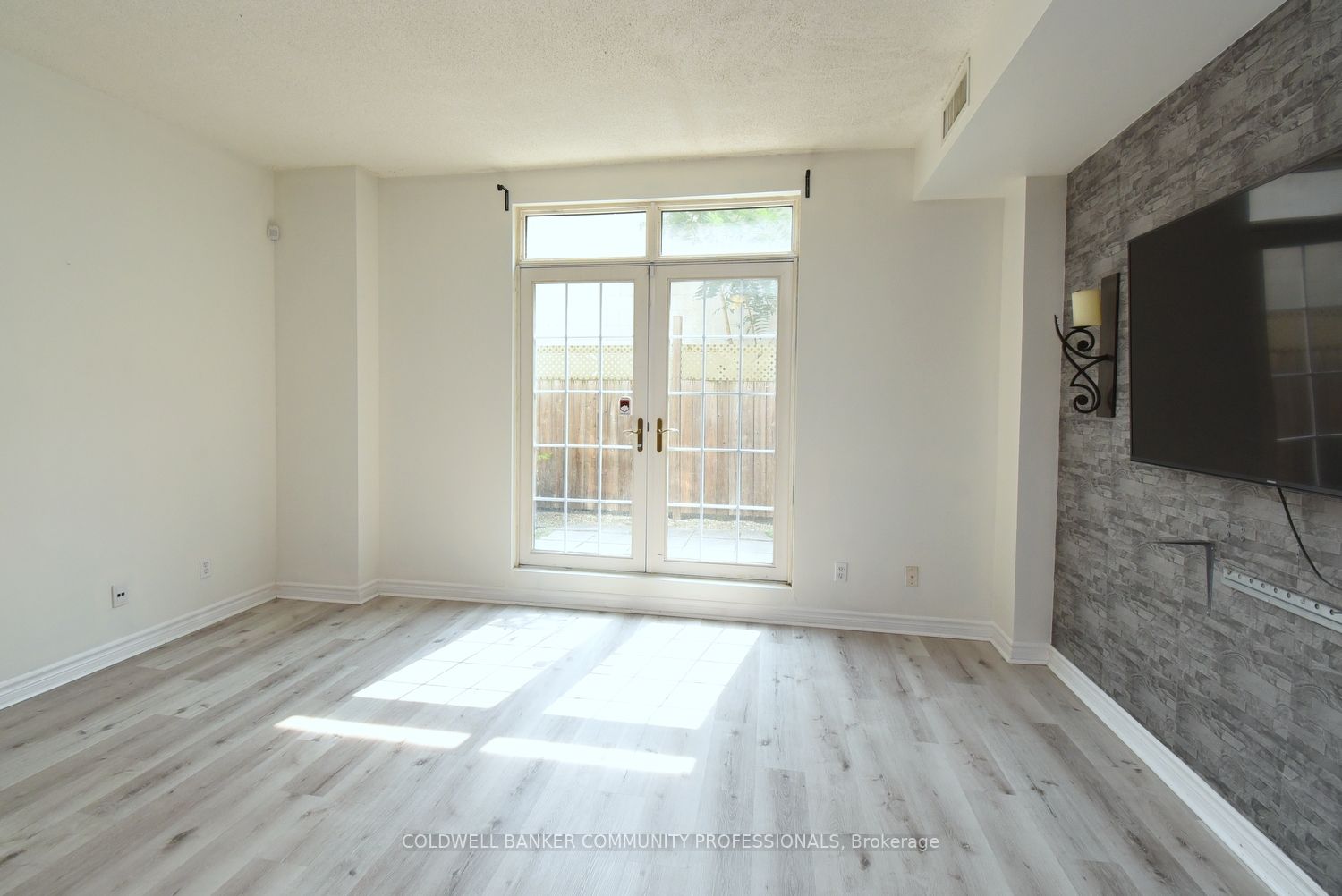 135 James St S, #112