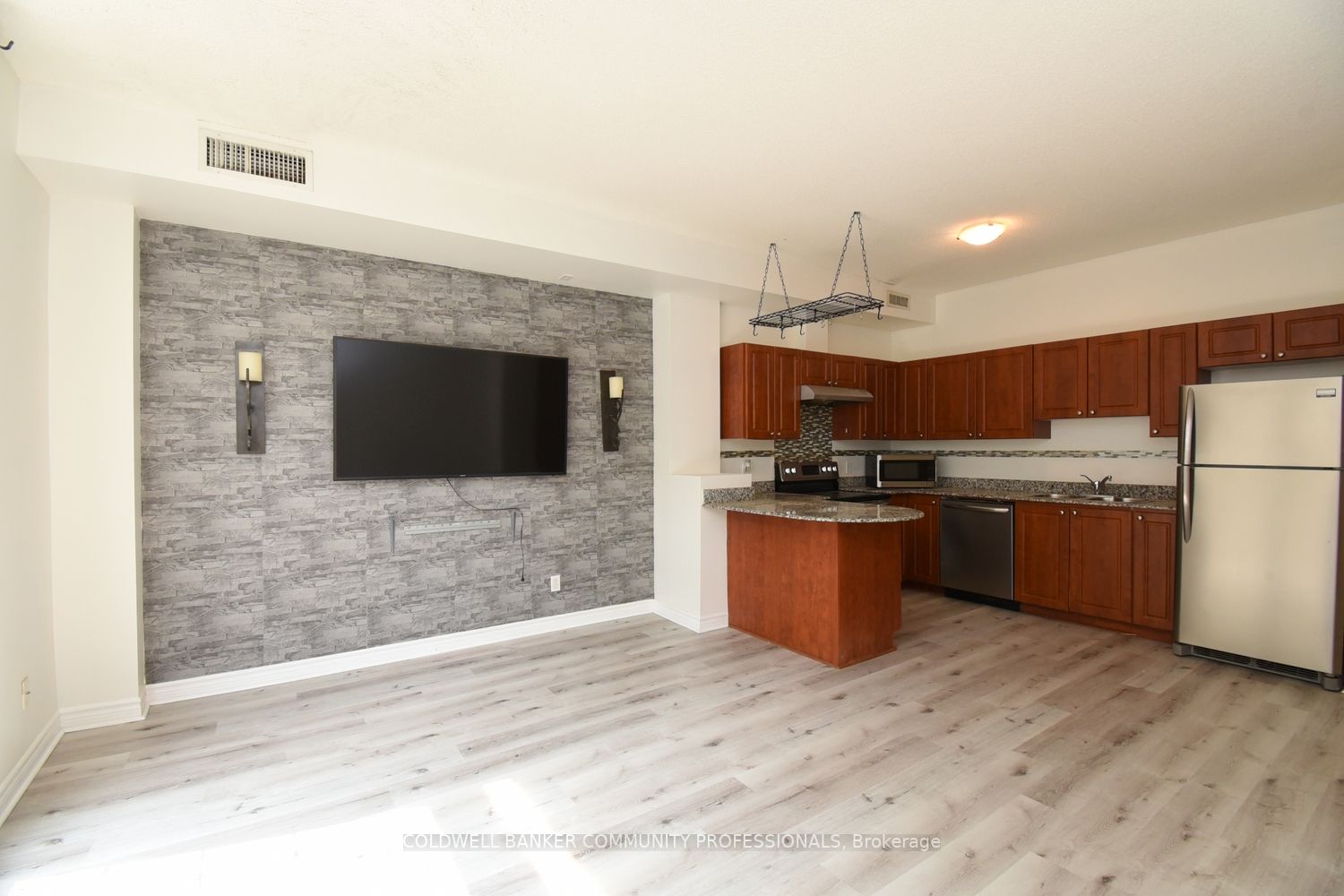 135 James St S, #112