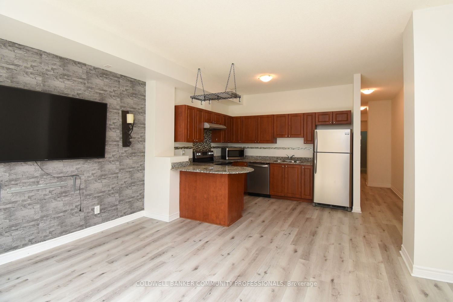 135 James St S, #112