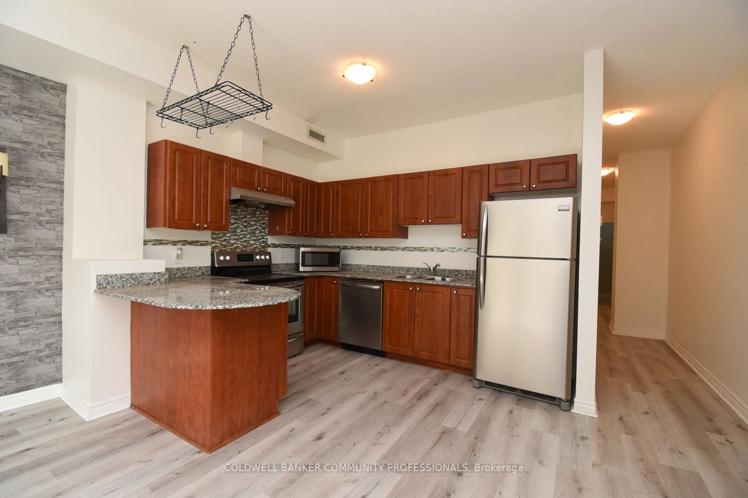 135 James St S, #112