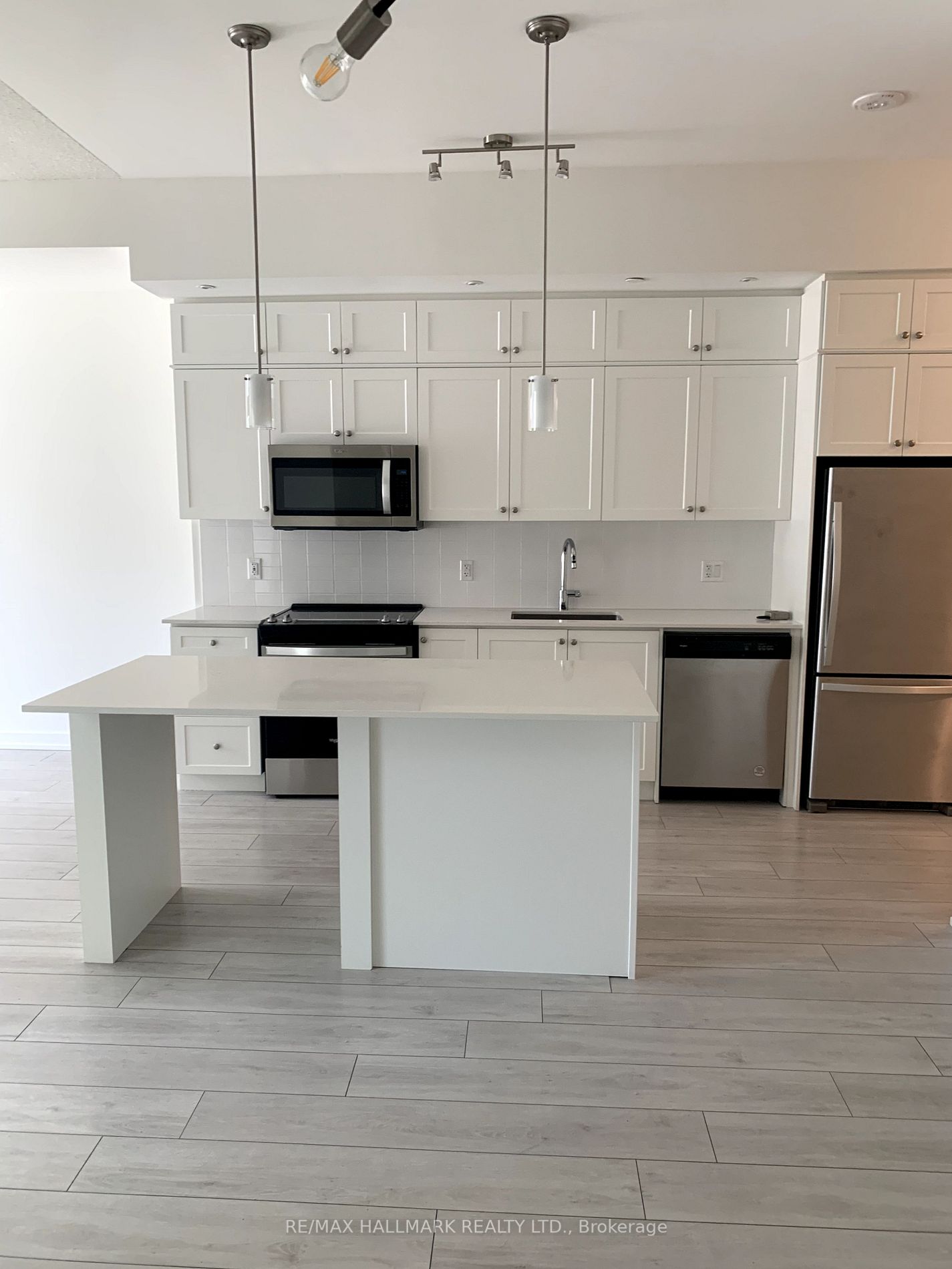 55 Duke St W, #233