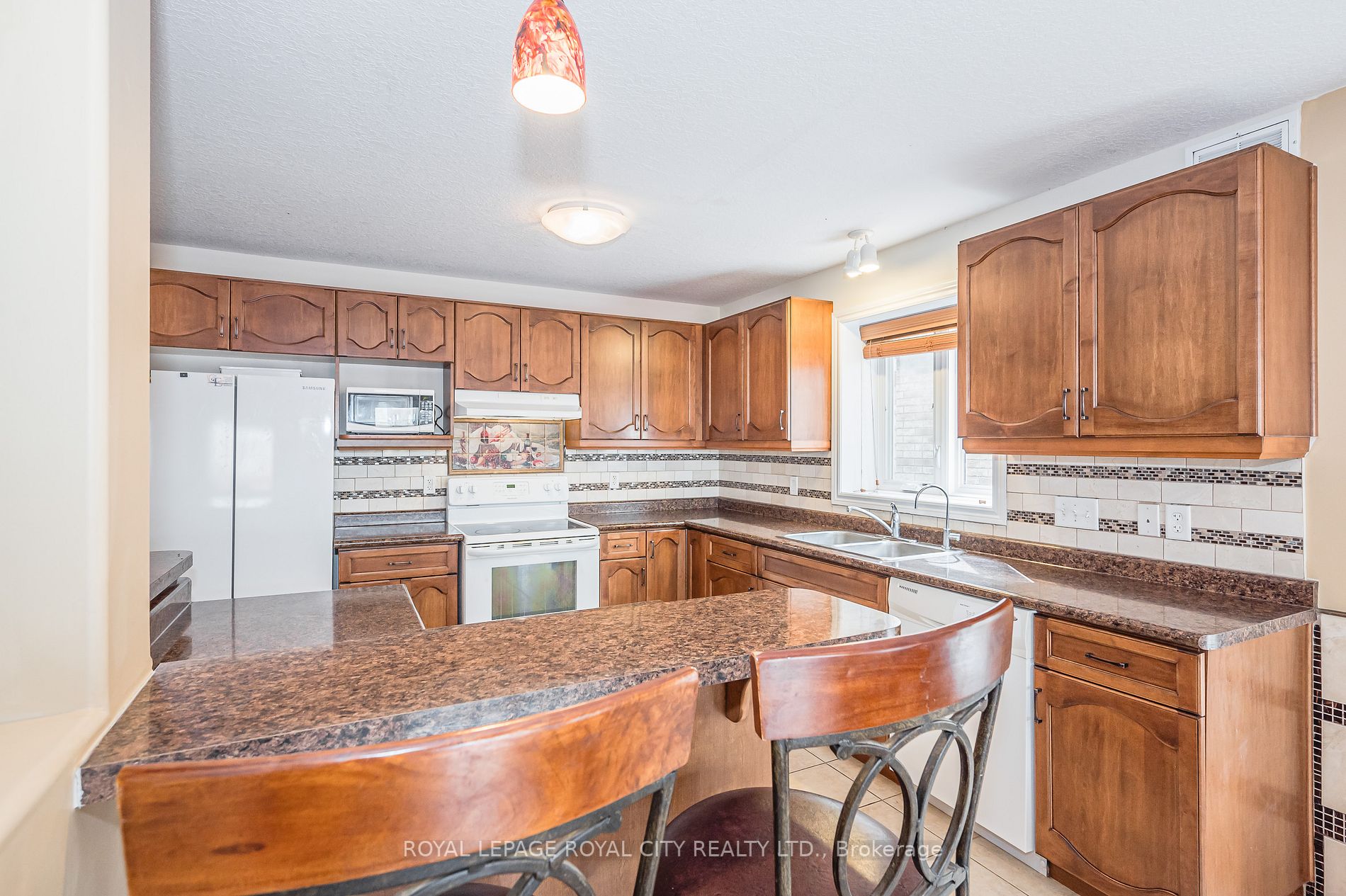 160 Curzon Cres