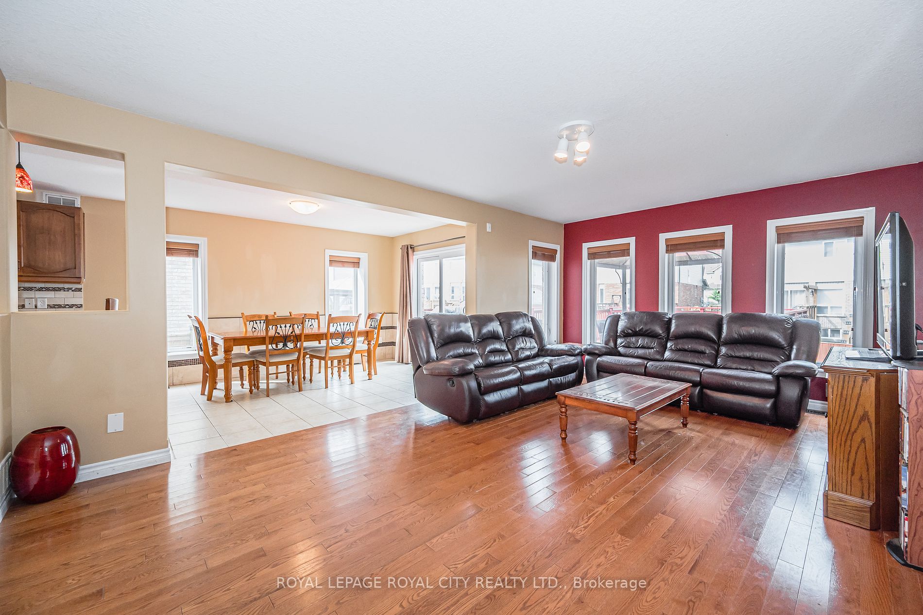 160 Curzon Cres