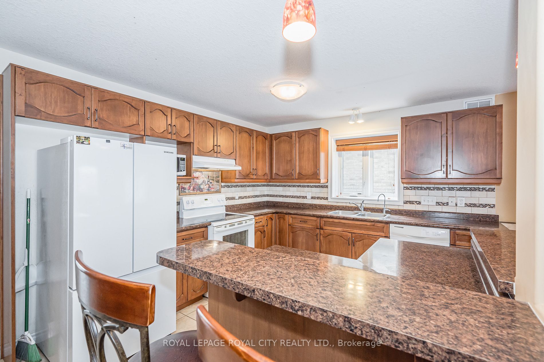 160 Curzon Cres