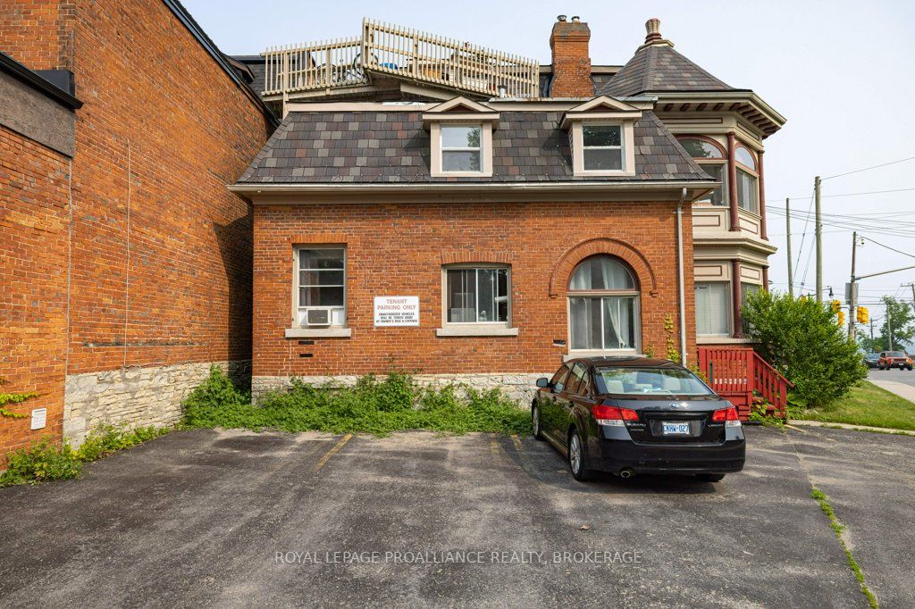 130 KING Street E