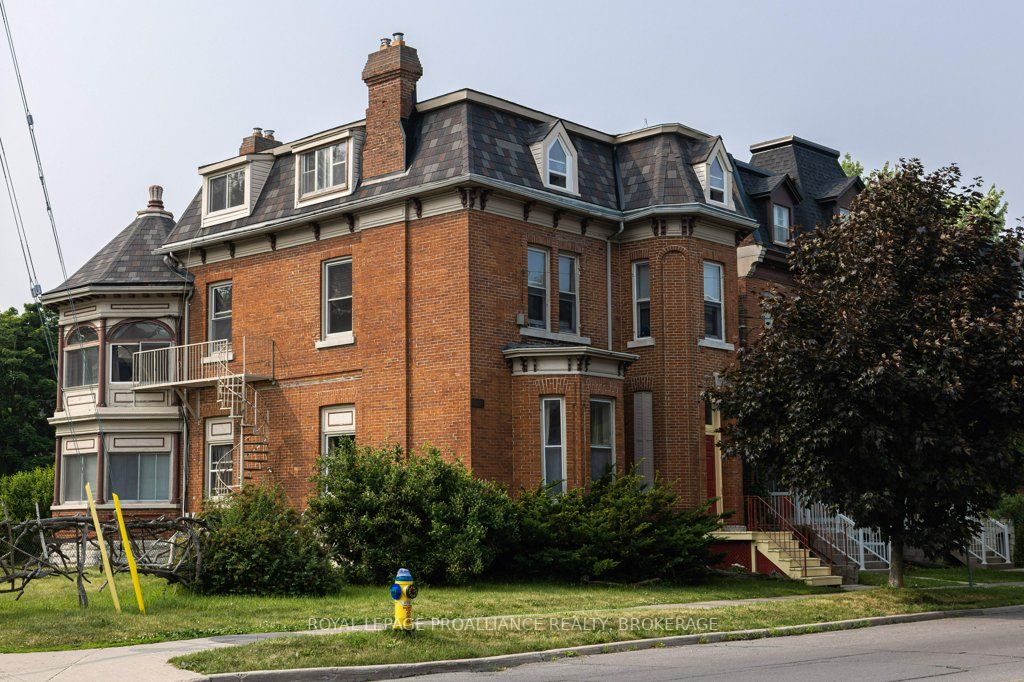 130 KING Street E