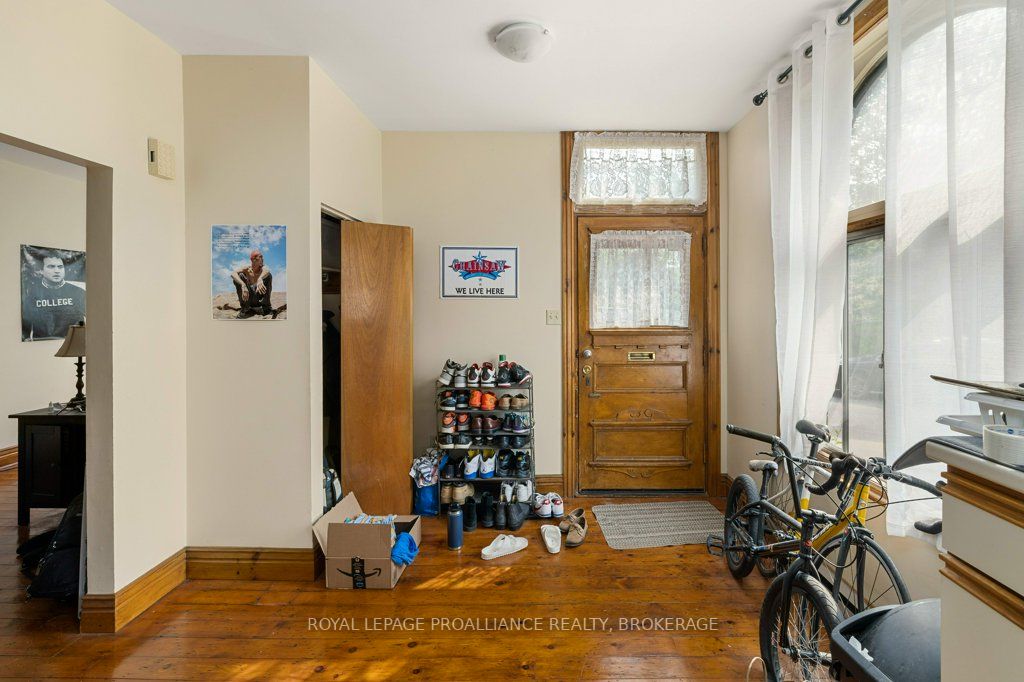 130 KING Street E