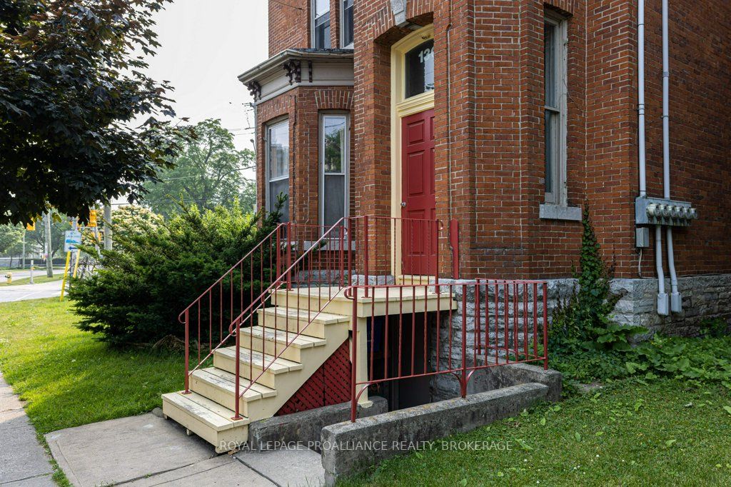 130 KING Street E