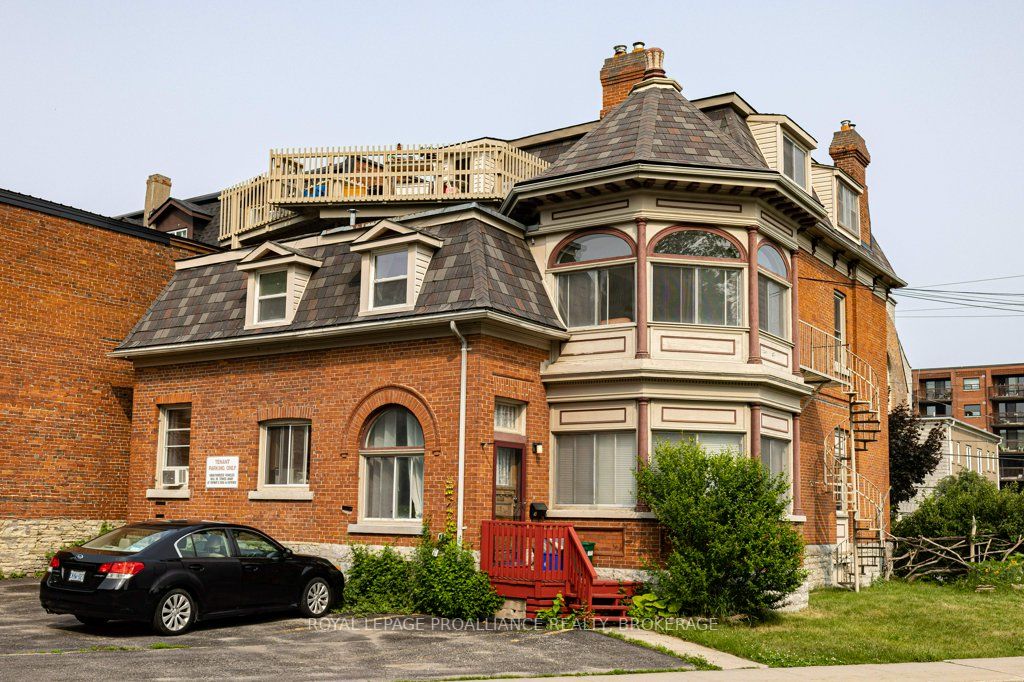 130 KING Street E