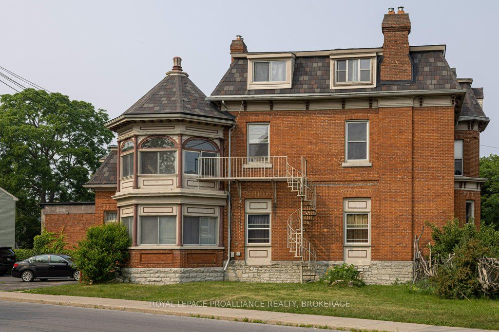130 KING Street E