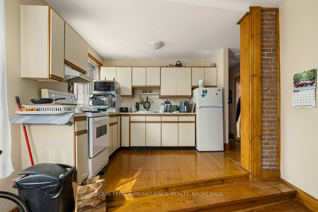 130 KING Street E