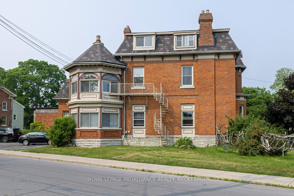 130 KING Street E