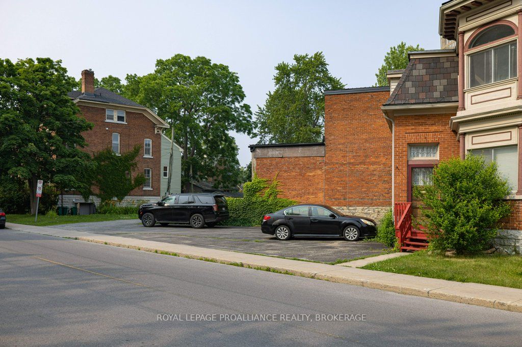 130 KING Street E