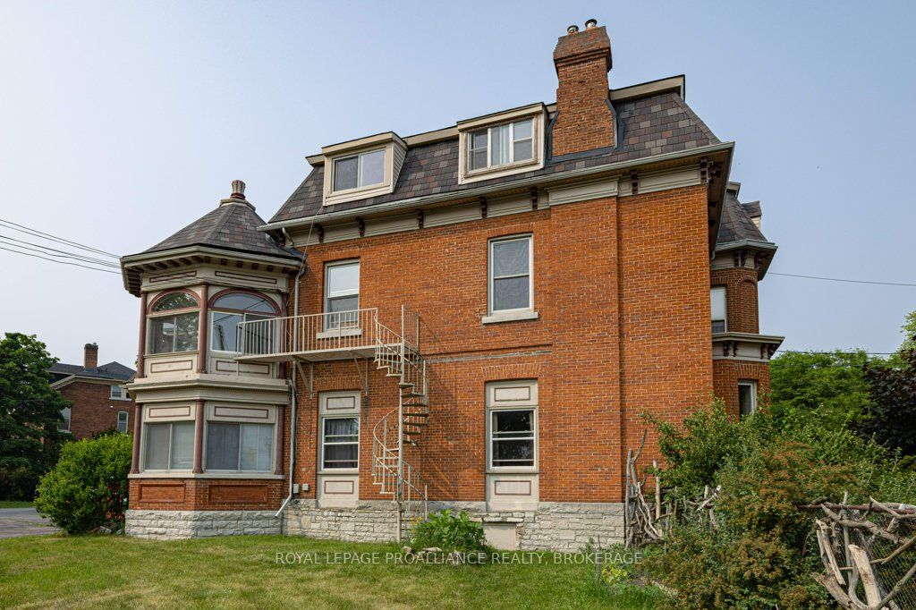 130 KING Street E