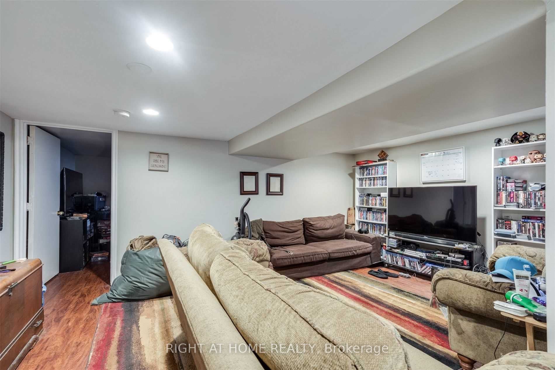 317 Queen St S