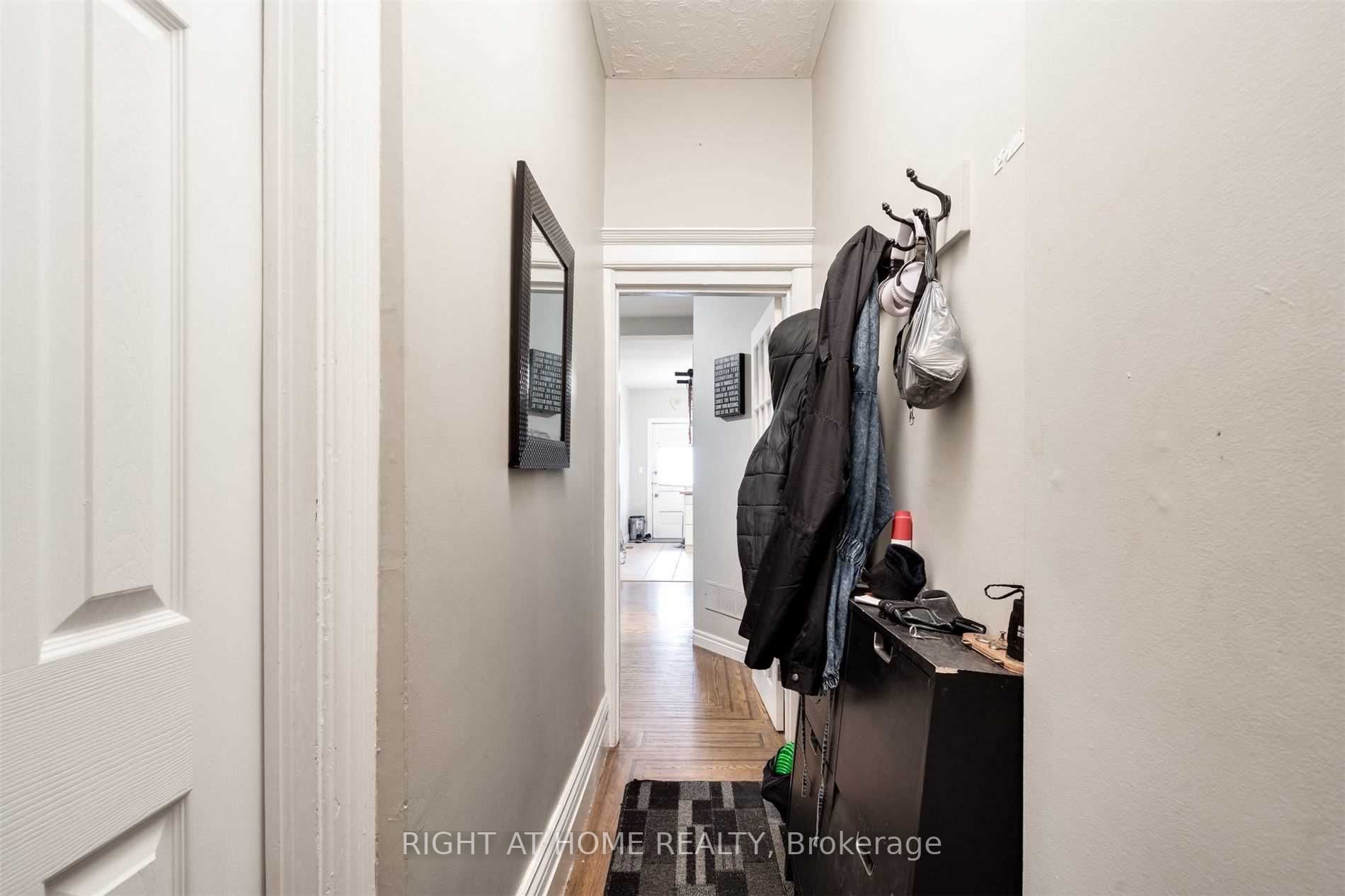 317 Queen St S