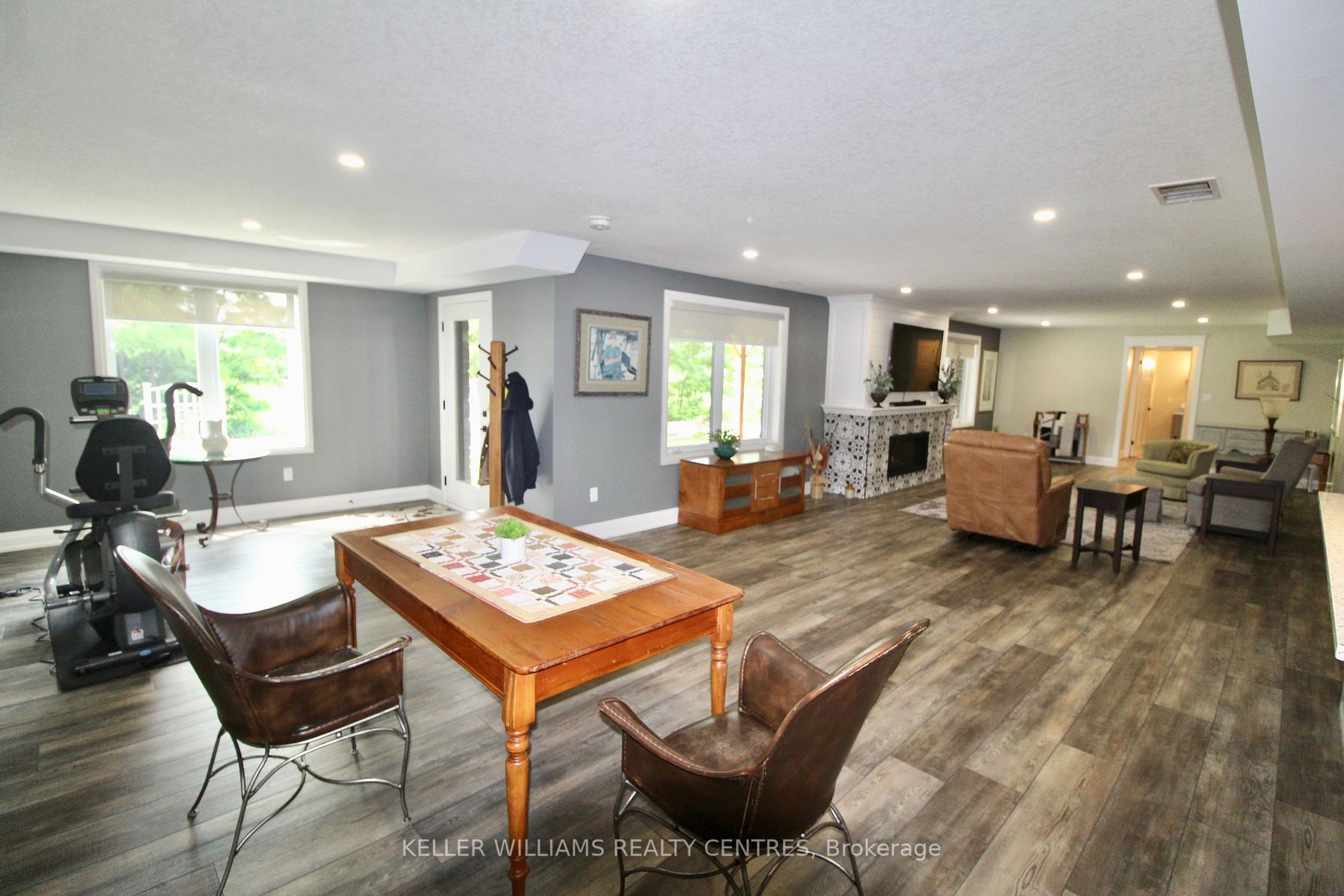 220 Djay Cres