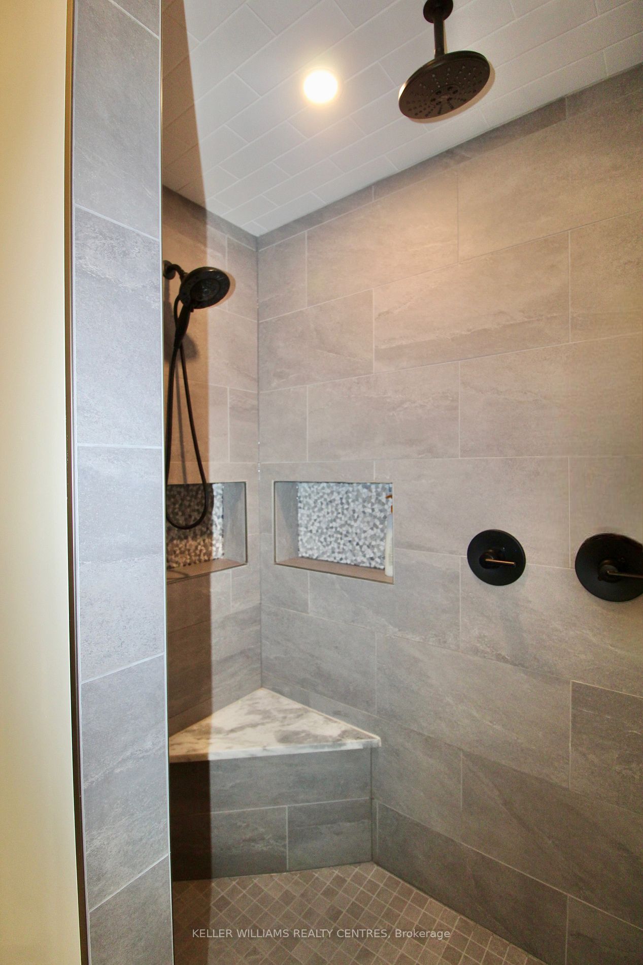 220 Djay Cres