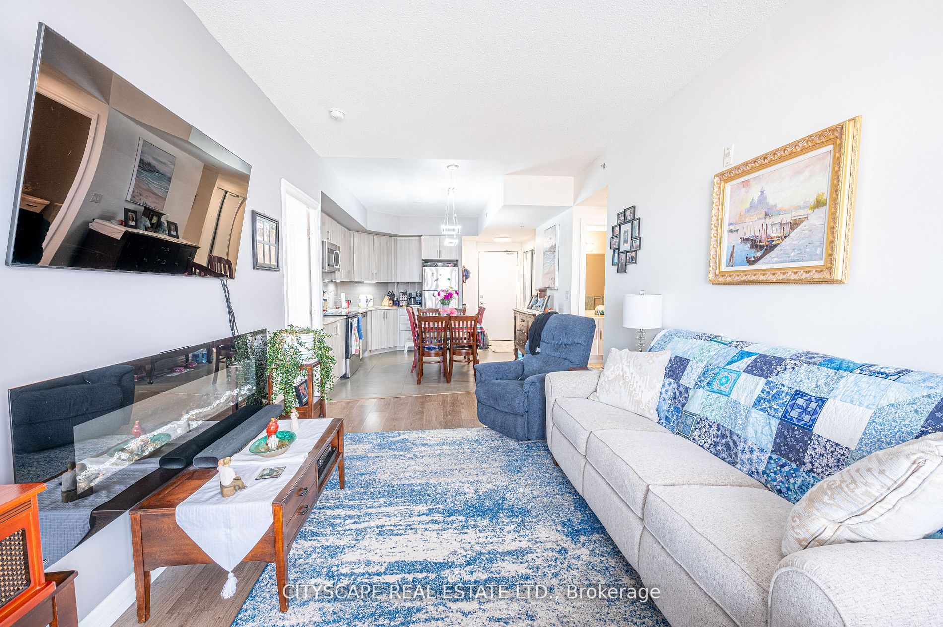 560 North Service Rd, #802