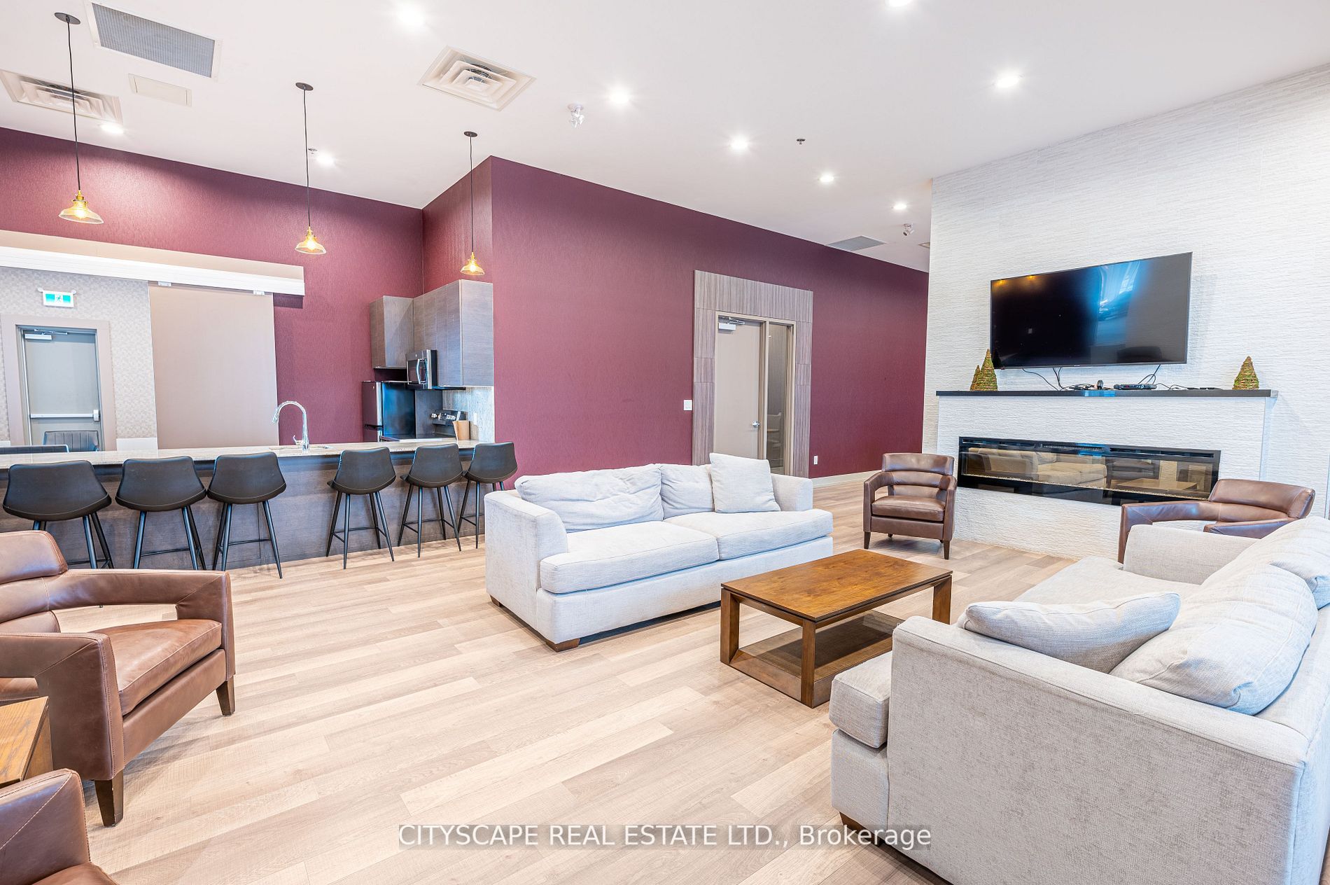 560 North Service Rd, #802