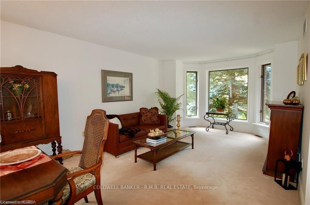 6 Huntingwood Cres