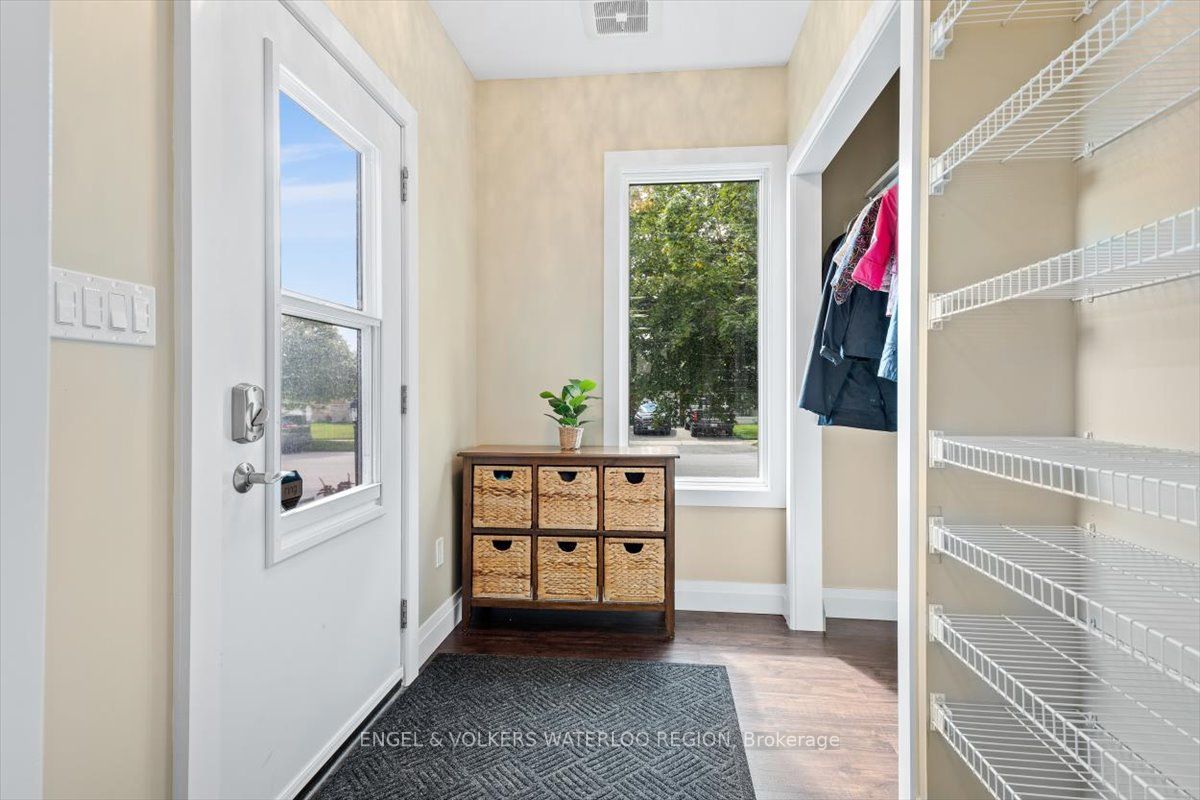 6 Applewood Ave