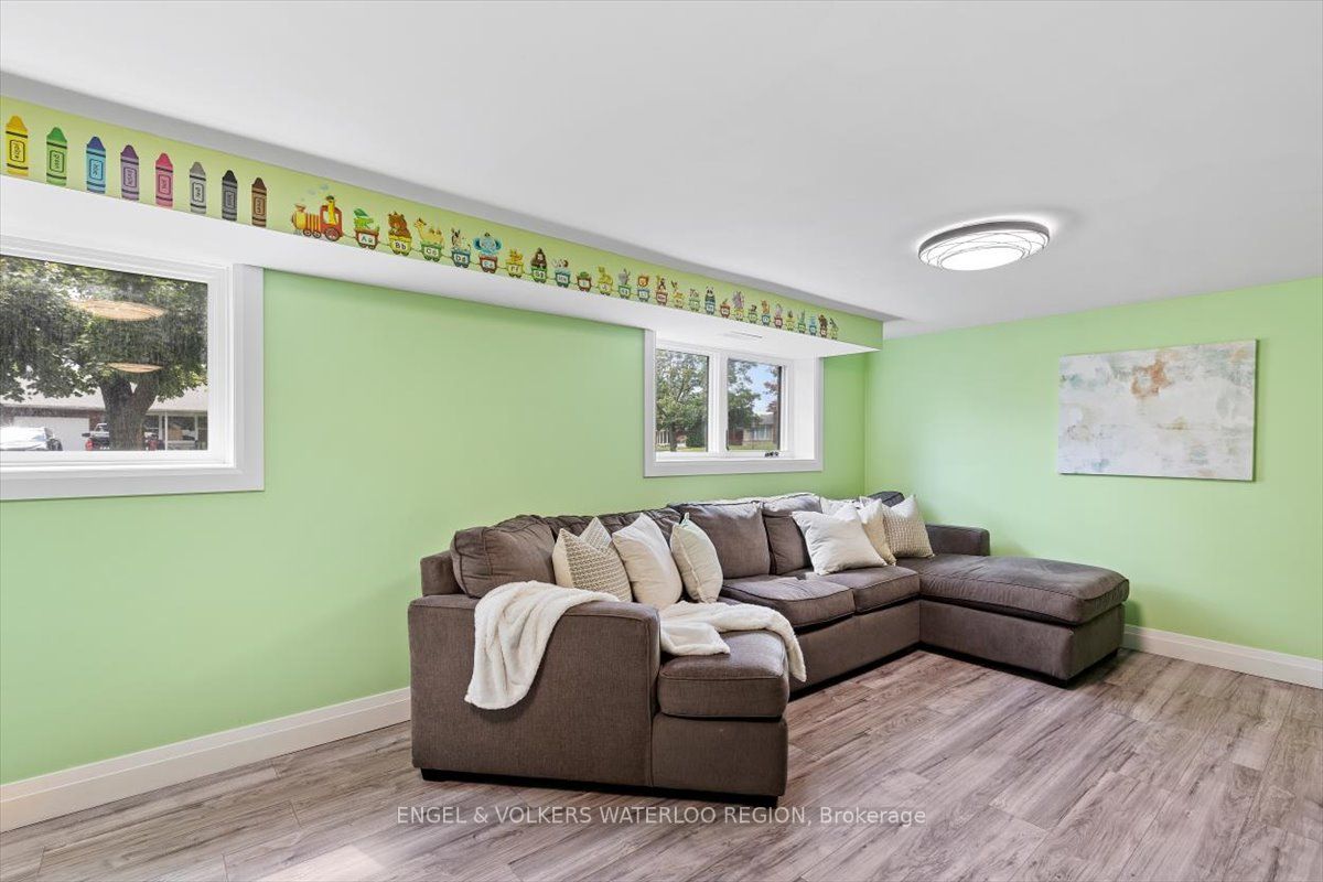 6 Applewood Ave