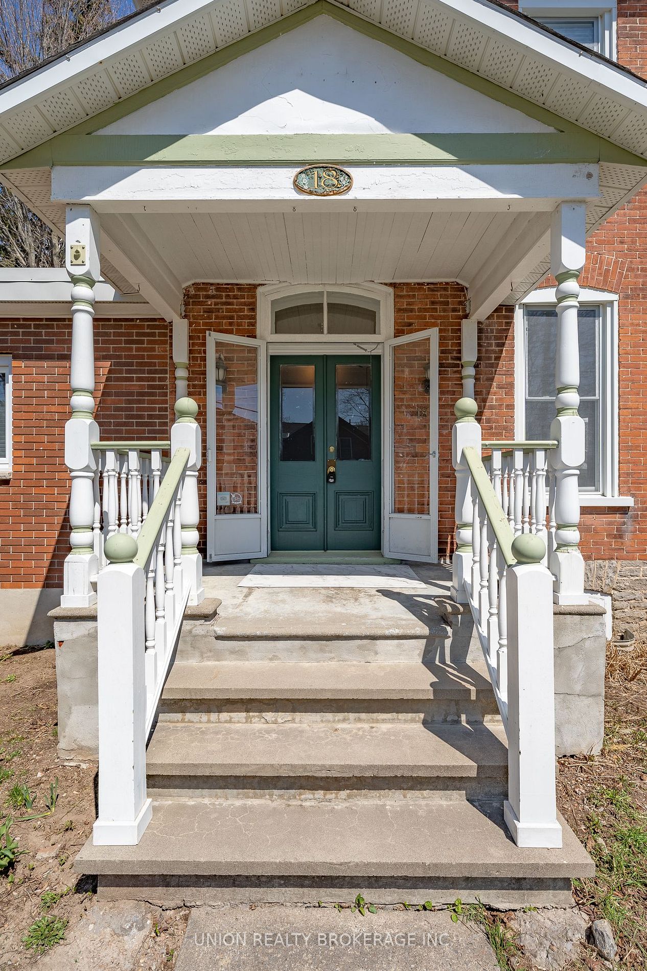 18 Centre St