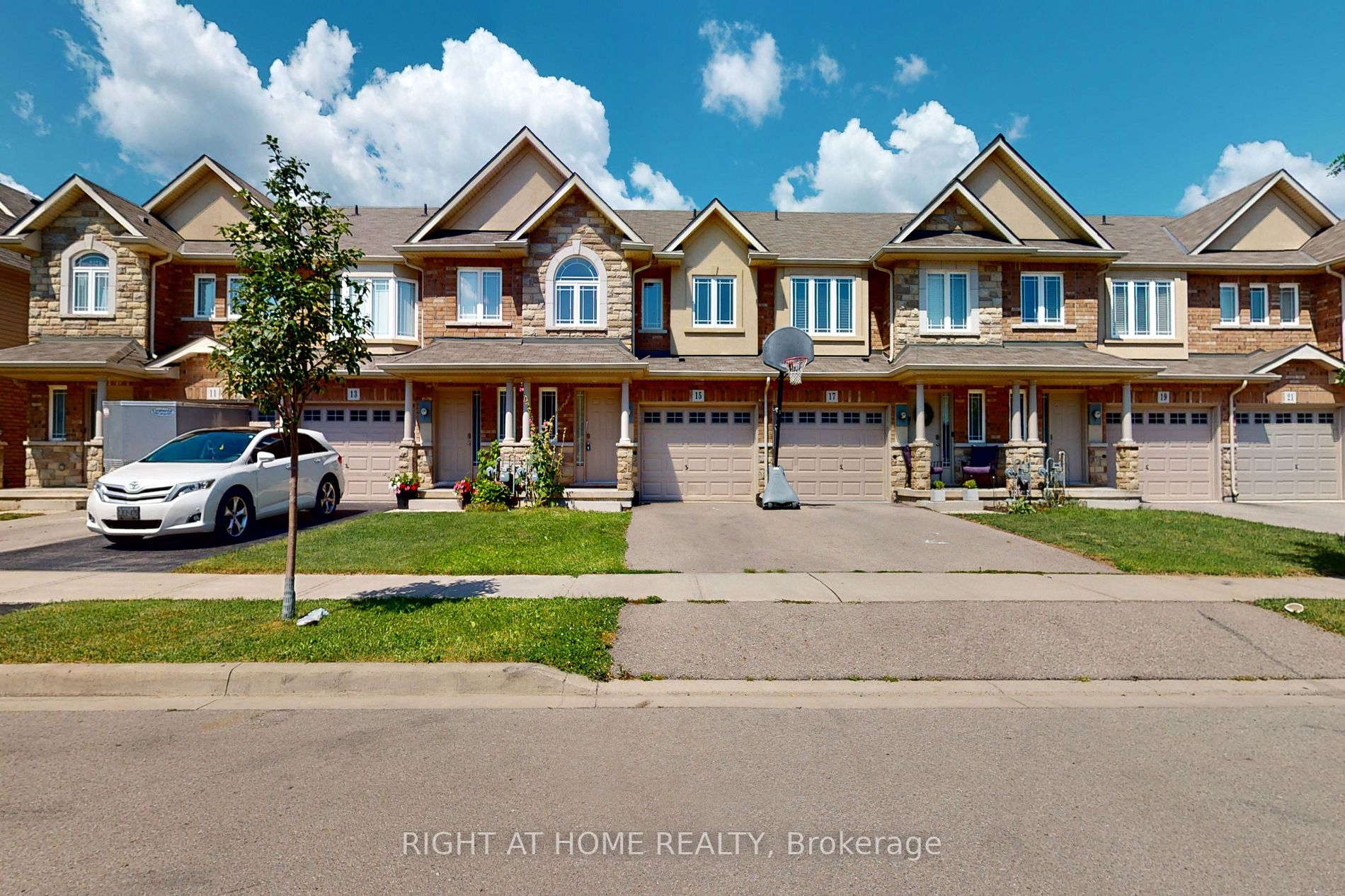 15 Charleswood Cres