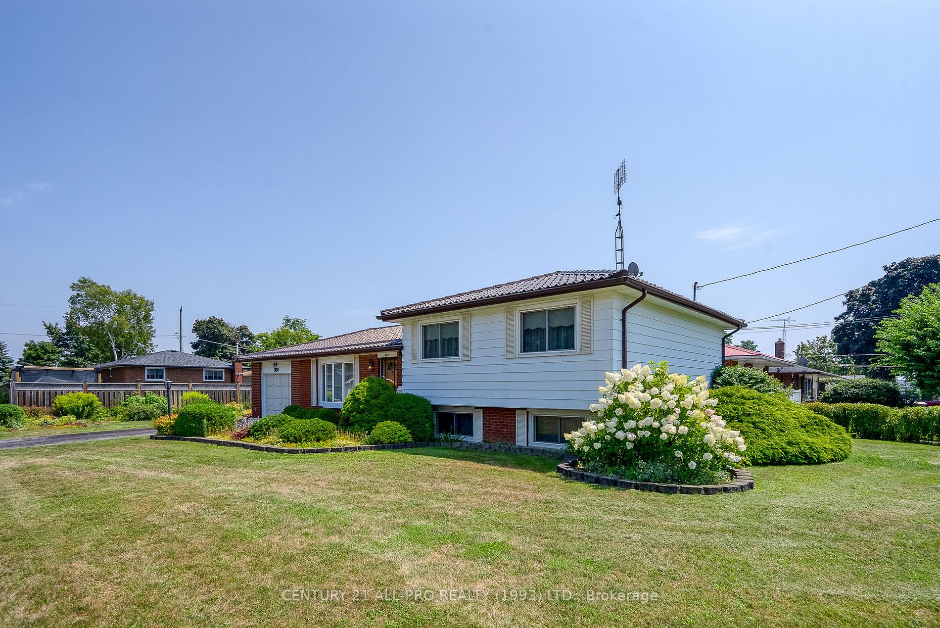 960 Curtis Cres