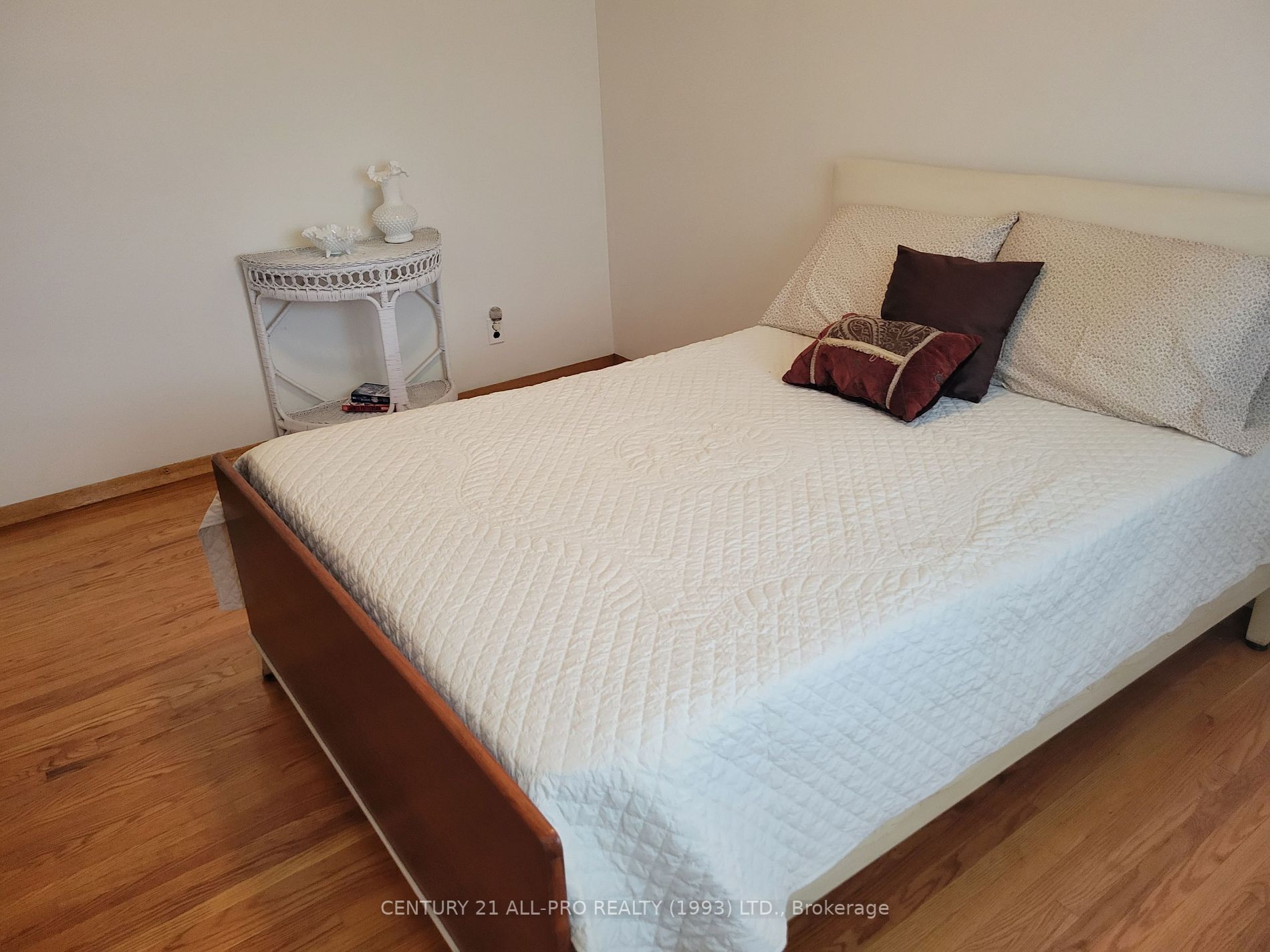 960 Curtis Cres
