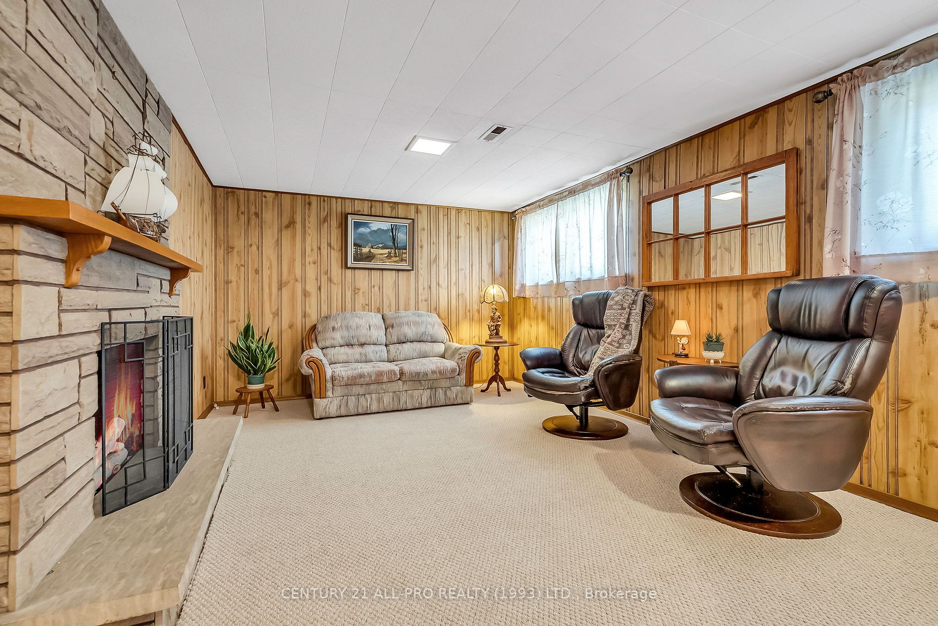 960 Curtis Cres